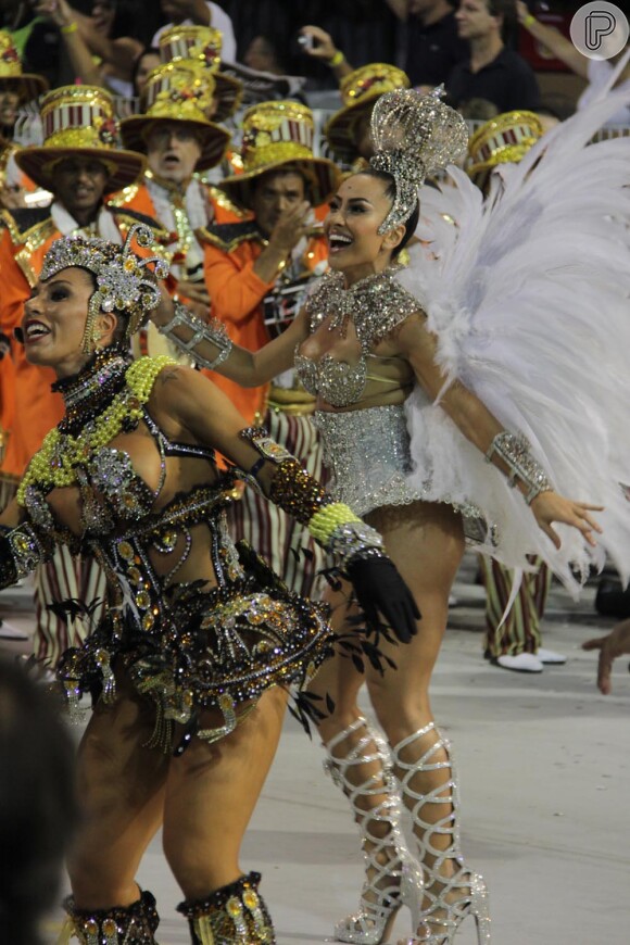 Sabrina Sato se diverte em desfile pela Gaviões da Fiel, em 9 de fevereiro de 2013