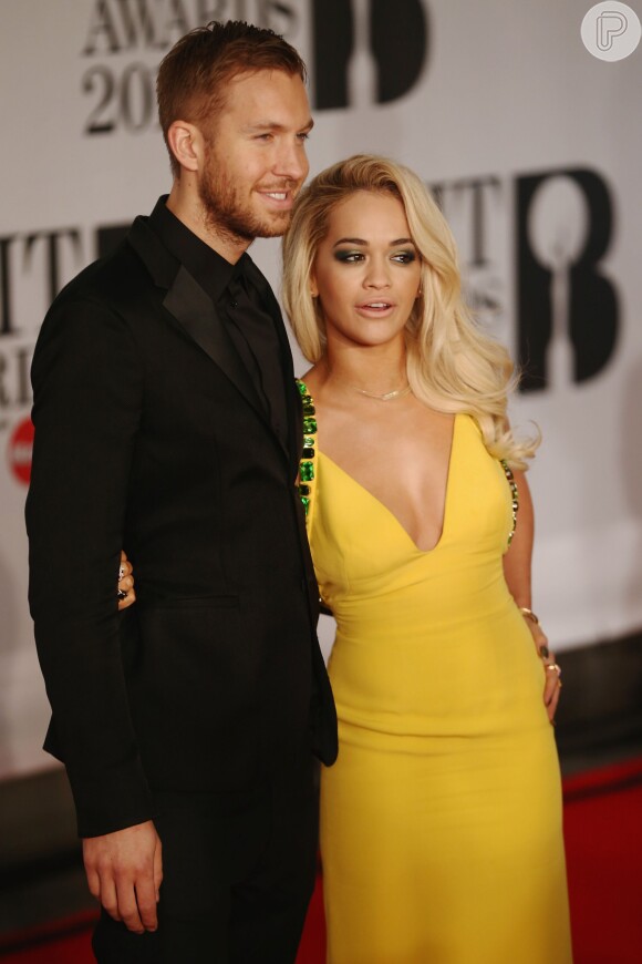 Calvin Harris anunciou o fim do namoro com Rita Ora pelas redes sociais