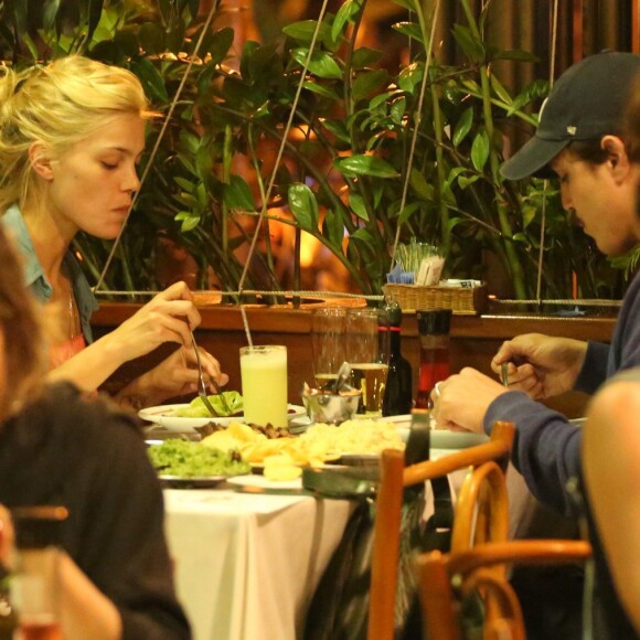 Pâmela Tomé e Romulo Neto jantaram em um restaurante na Zona Sul do Rio de Janeiro