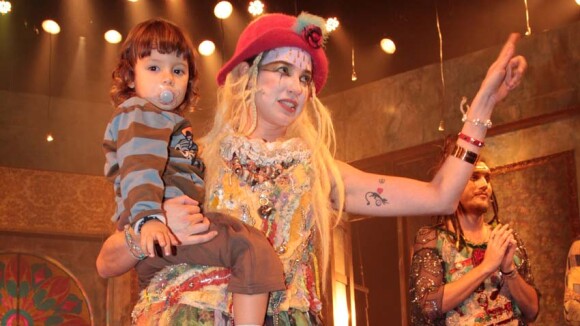 Luana Piovani estreia musical infantil e recebe o filho, Dom, no palco do teatro