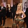 Nicki Minaj foi ao evento da Harper's Bazaar com longo de animal print
