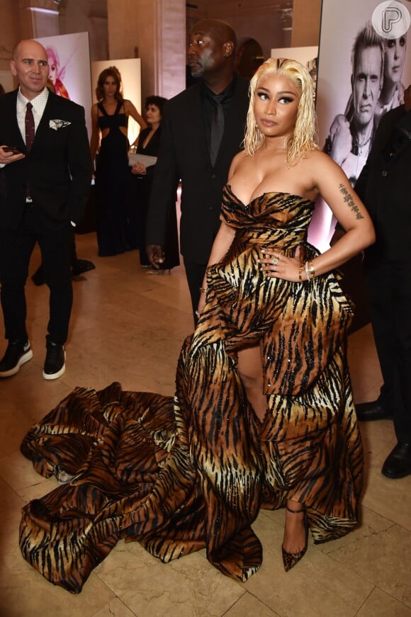 Nicki Minaj foi ao evento da Harper's Bazaar com longo de animal print