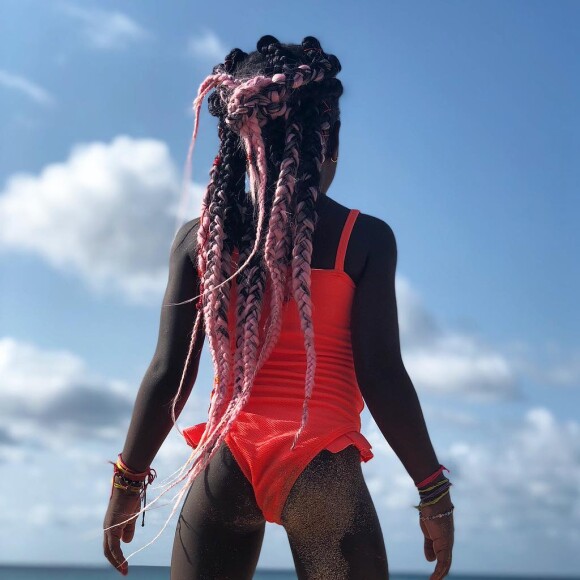 'Inclusive as tranças rosas foram colocadas a pedido dela', relembrou Giovanna Ewbank sobre o cabelo da filha, Títi