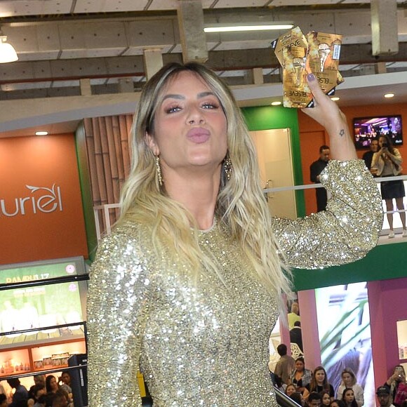 Gio Ewbank é fã do óleo extraordinário da L'Oreal: 'Ele hidrata muito, dá para usar antes do xampu, misturar na máscara para intensificar ela ou usar sem enxágue'