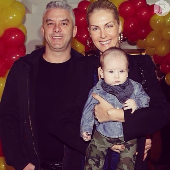 Ana Hickmann homenageou o marido, Alexandre Corrêa, com uma foto do casal e do filho de 5 meses, Alexandre Jr.