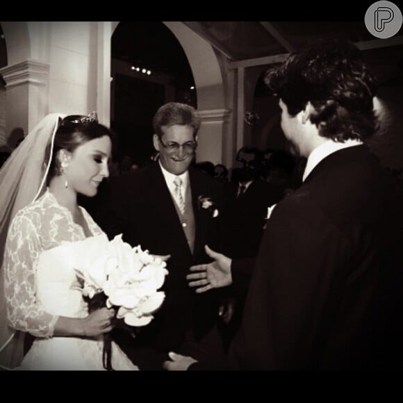 Caludia Leitte colocou uma foto do dia de seu casamento no Instagram para homenagear seu pai e seu marido, Sandro Pedroso