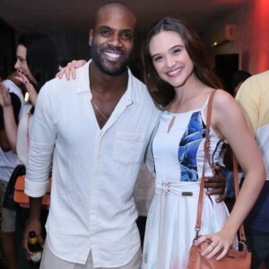 Juliana Paiva posa com o aniversariante Rafael Zulu