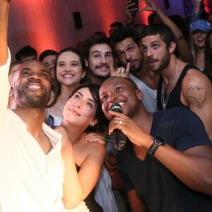 Rafael Zulu reúne amigos famosos para uma selfie