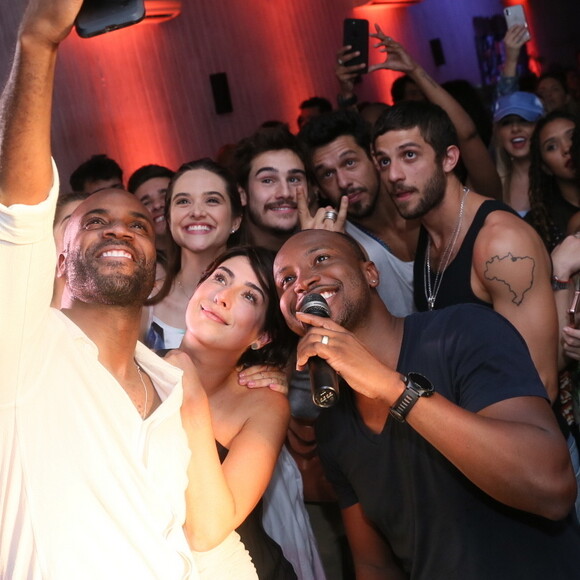 Rafael Zulu reúne amigos famosos para uma selfie