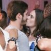 Juliana Paiva e Nicolas Prattes se beijam em festa de aniversário do ator Rafael Zulu