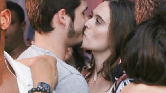 Juliana Paiva beija Nicolas Prattes e cai no samba em aniversário de Rafael Zulu