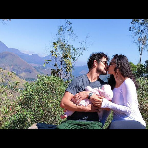 Casado com Débora Nascimento, José Loreto contou que gosta de tomar banho com a filha