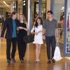 Edson Celulari passeou em um shopping da Barra da Tijuca, na Zona Oeste do Rio, na noite de domingo, 10 de agosto de 2014, acompanhado pelos filhos Enzo e Sophia e pela namorada, a também atriz Karin Roepke