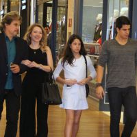 Edson Celulari passeia em shopping com a namorada e os filhos Enzo e Sophia