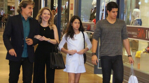 Edson Celulari passeia em shopping com a namorada e os filhos Enzo e Sophia