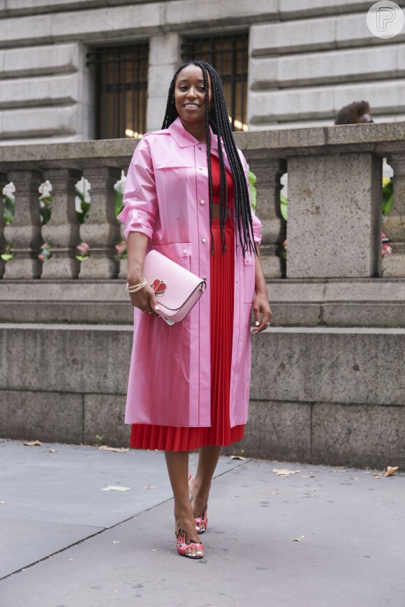 O mix de rosa e vermelho já está em alta há algumas temporadas e continua fashion: um color blocking bem feminino
