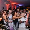 Chay Suede e Fernanda Paes Leme abraçam Rafael Zulu no aniversário do ator