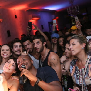 Chay Suede e Fernanda Paes Leme posaram com mais amigos para selfie do aniversariante, Rafael Zulu