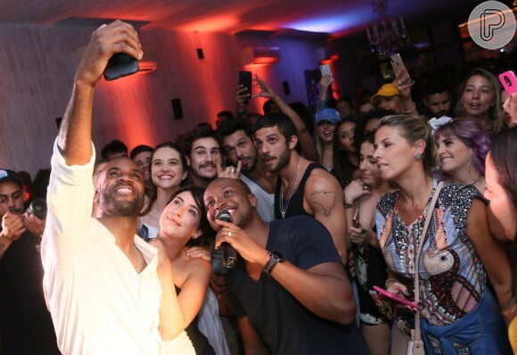 Chay Suede e Fernanda Paes Leme posaram com mais amigos para selfie do aniversariante, Rafael Zulu