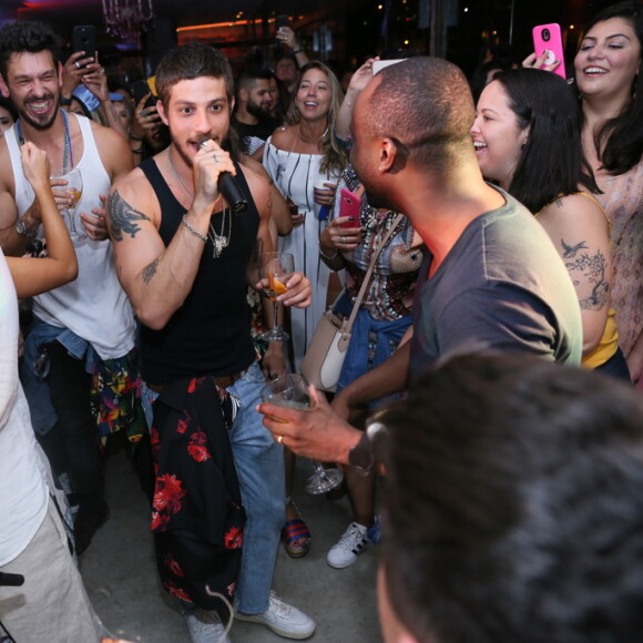 Chay Suede, durante a festa, soltou a voz no microfone de Thiaguinho