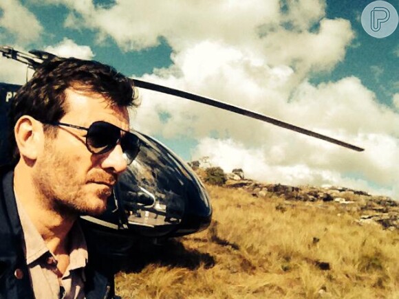 Josué (Roberto Birindelli) também pilota o helicóptero do Comendador (Alexandre Nero), em 'Império'