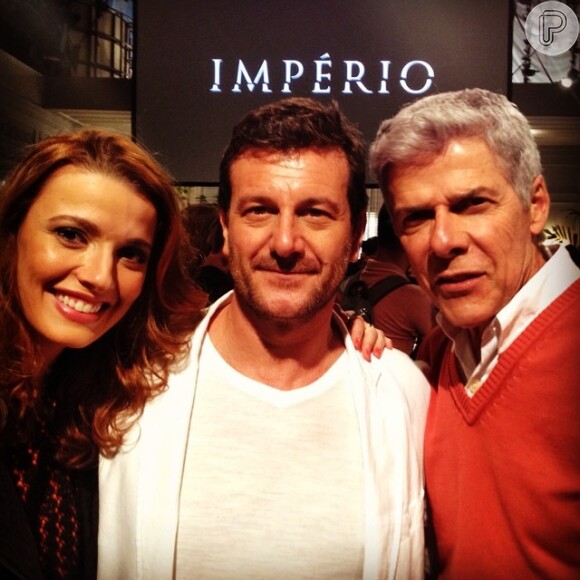 Roberto Birindelli posa com José Mayer e a filha, Julia Fajardo, que interpreta Helena, na festa de lançamento da novela 'Império'