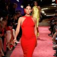 As cores na Semana de Moda de Nova York (o evento vaia té 14 de setembro de 2018). Grávida, a top Lily Aldridge desficou um modelo mídi em vermelho para Brandon Maxwell