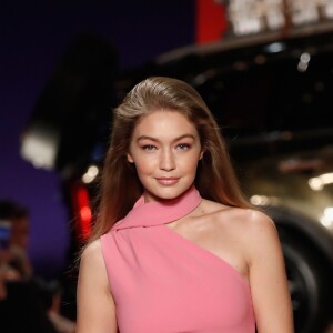 Na mesma pegada festiva e minimal, Gigi Hadid usou um vestido em rosa clarinho para Brandon Maxwell