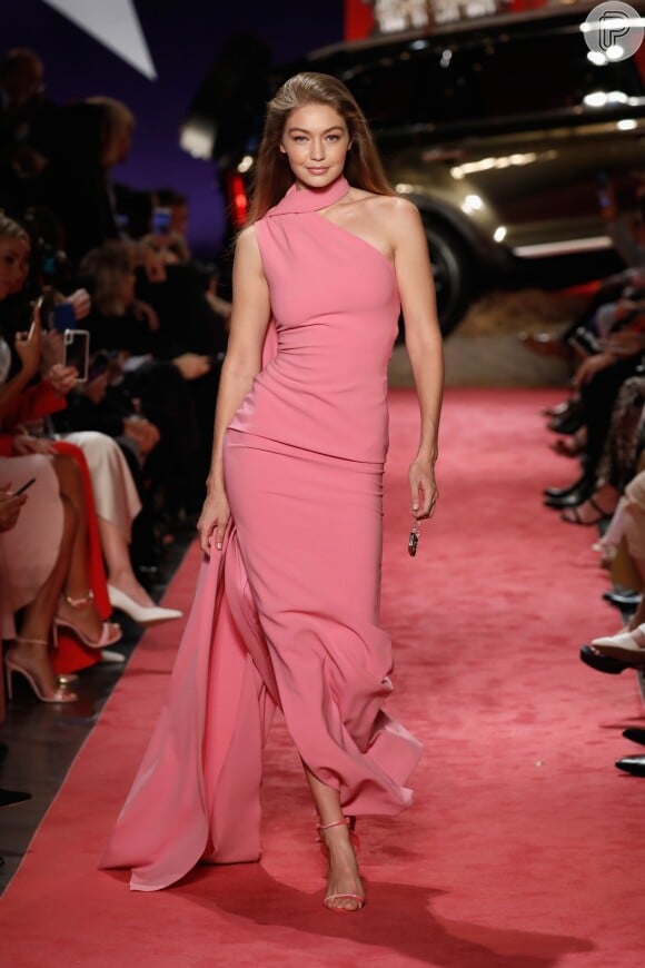 Na mesma pegada festiva e minimal, Gigi Hadid usou um vestido em rosa clarinho para Brandon Maxwell