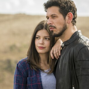 Vitória Strada e João Vicente de Castro formam o casal protagonista da novela 'Espelho da Vida'