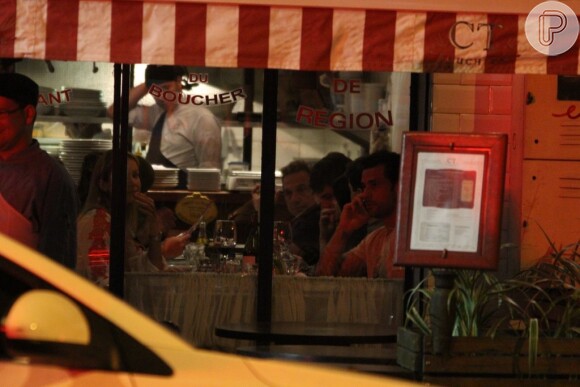 Fred vai a restaurante com a namorada, Paula Armani, no bairro do Leblon, no Rio de Janeiro