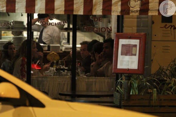Fred é clicado em jantar com a namorada, Paula Armani, em restaurante no Leblon, no Rio de Janeiro