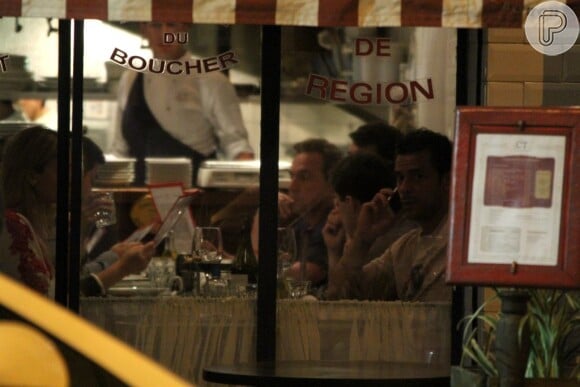 Fred sai para jantar com a namorada, Paula Armani, em restaurante no Leblon, no Rio de Janeiro