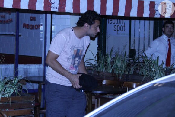 Fred deixa restaurante ao lado da namorada, Paula Armani