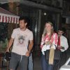 Fred sai para jantar com a namorada, Paula Armani, em restaurante no Leblon, no Rio de Janeiro