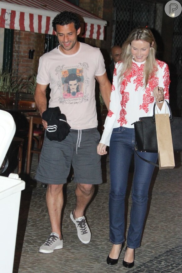 Fred sai para jantar com a namorada, Paula Armani, em restaurante no Leblon, no Rio de Janeiro, nesta segunda-feira, 11 de agosto de 2014