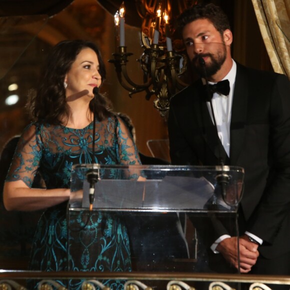 Cauã Reymond e a jornalista Mila Burns no evento de gala da Brazil Foundation, em Nova York, nos Estados Unidos, nesta quinta-feira, 13 de setembro de 2018
