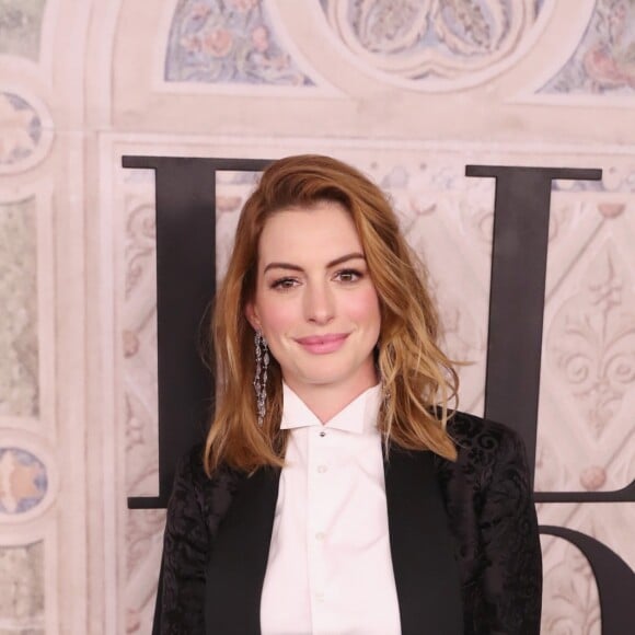 Mais clássica impossível: o look de Anne Hathaway para a festa da Ralph Lauren