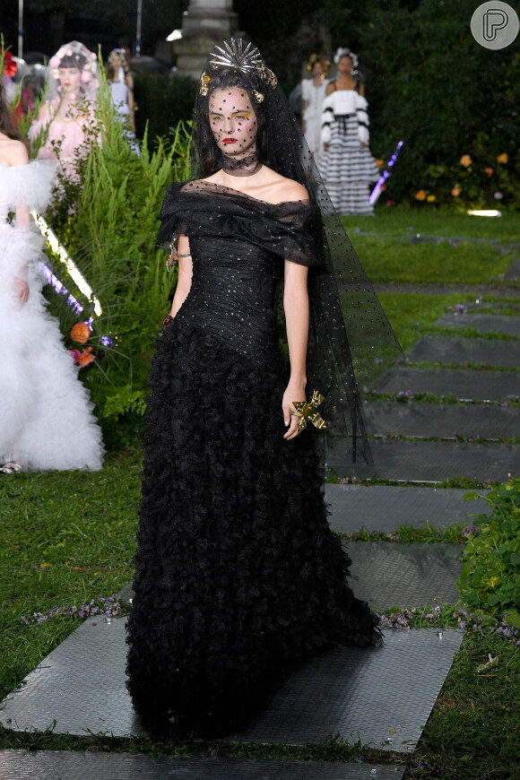 Semana de Moda de Nova York: a Rodarte fez uma noiva bem romântica... E de look negro!