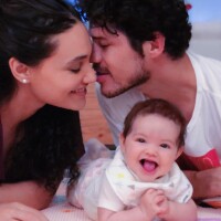 José Loreto faz cócegas na filha, Bella: '5 meses da risada mais alegre'. Vídeo!