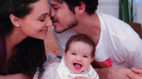 José Loreto faz cócegas na filha, Bella: '5 meses da risada mais alegre'. Vídeo!