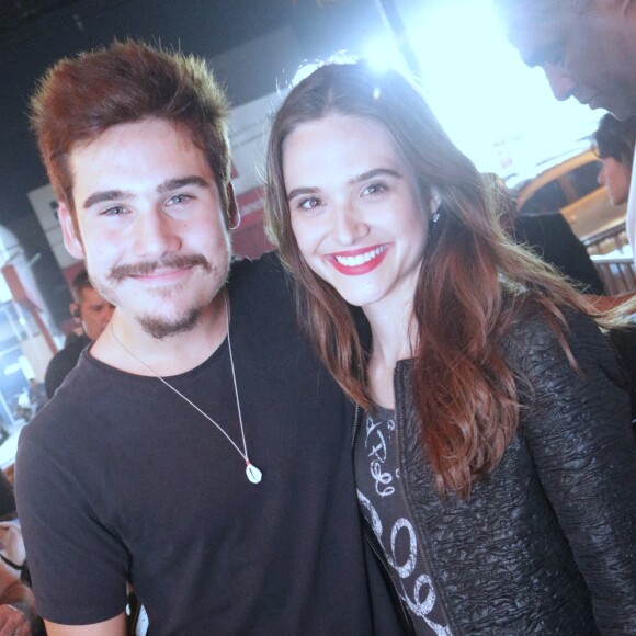 Juliana Paiva e Nicolas Prattes curtiram show da banda Cai Sahra na noite desta sexta-feira, 14 de setembro de 2018