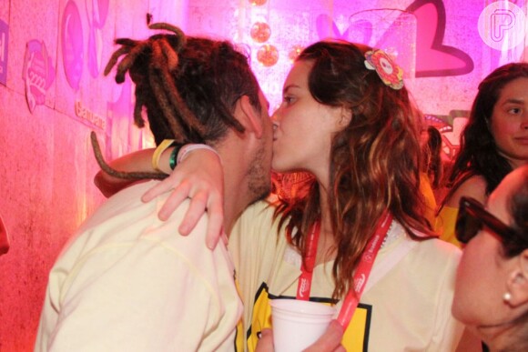 Nathalia Dill dá um beijo no namorado, Caio Soh
