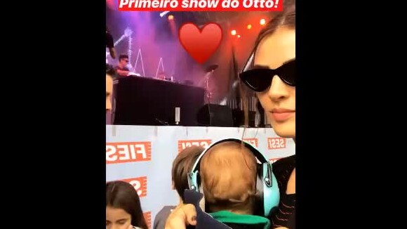 Monica Benini levou o filho, Otto, de 11 meses, para conferir o show do pai, Junior Lima, em São Paulo, neste domingo, 16 de setembro de 2018