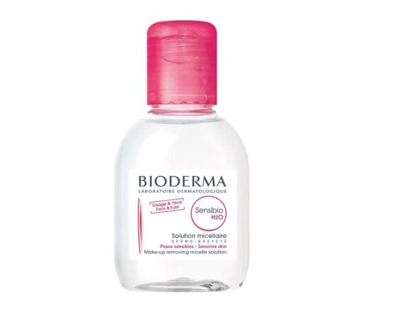 A água micelar da Bioderma, a Sensibio H2O, é a favorita de Rihanna para cuidar da pele, segundo a maquiadora da cantora