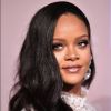 Cuidados com a pele de Rihanna incluem água micelar: maquiadora da diva pop conta que produto fecha os poros