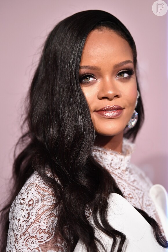 Cuidados com a pele de Rihanna incluem água micelar: maquiadora da diva pop conta que produto fecha os poros