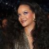 Maquiadora de Rihanna conta que usa água micelar para esfoliar a pele antes de começar a maquiagem