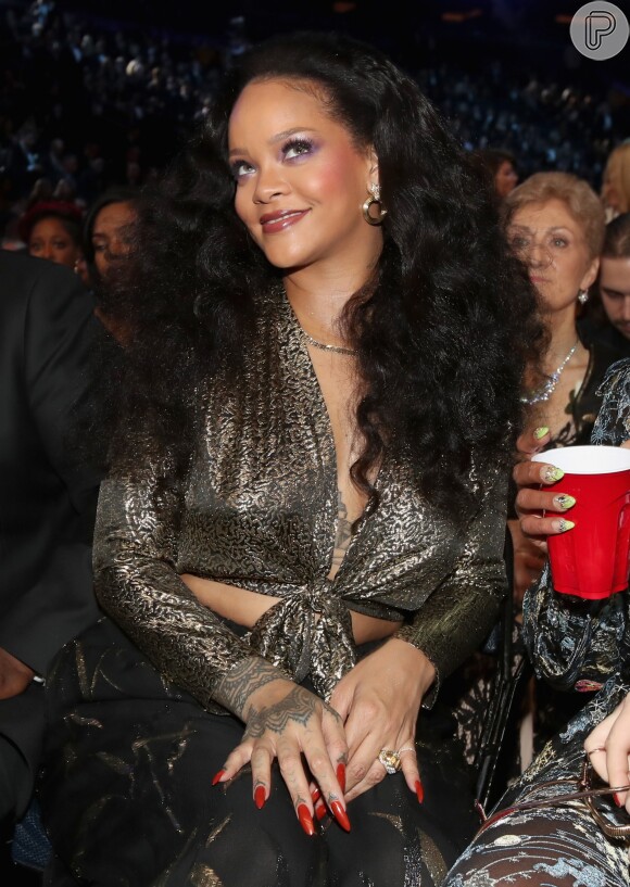 Maquiadora de Rihanna conta que usa água micelar para esfoliar a pele antes de começar a maquiagem