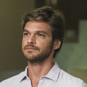 Beto (Emilio Dantas) se surpreende com recado deixado por Emily/Jeniffer (Lucélia Pontes), que se passa por sua filha com Luzia (Giovanna Antonelli) nos próximos capítulos da novela 'Segundo Sol': 'Deixou um bilhete dizendo que passou mal e que tinha ido pro posto de saúde, aqui de Boiporã mesmo'